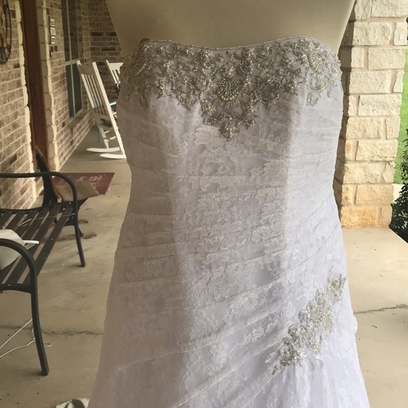 David’s Bridal White Beaded Lace Tulle Strapless Wedding Gown Dress - Picture 12 of 16